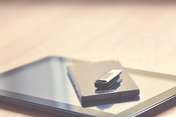 Gros plan sur une clé USB noire avec un objectif de caméra minuscule discrètement intégré à son extrémité, une clé USB espion