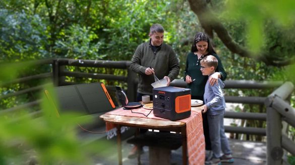 Plusieurs générateurs solaires portables Jackery disposés dans un intérieur de maison moderne et lumineux, prêts à alimenter les appareils domestiques
