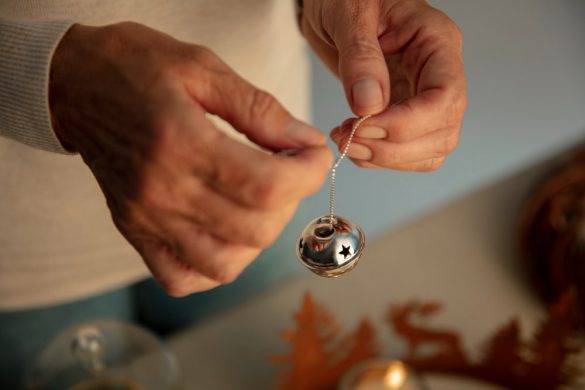 Un élégant "Bola de Grossesse" argenté, posé délicatement, prêt à apaiser bébé avec sa douce mélodie et à accompagner la future maman