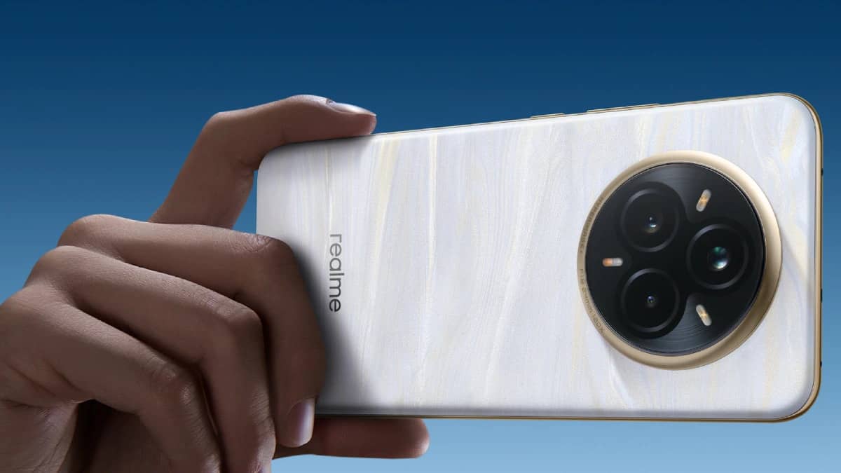 Gros plan sur le dos texturé effet marbre blanc et doré d'un smartphone GT 8 Pro tenu en main.