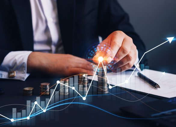 Un professionnel analyse les courbes de performance d'un projet d'investissement collectif sur son bureau