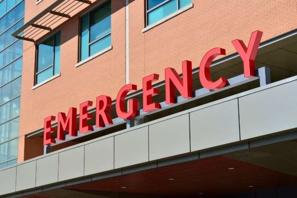 Panneau rouge indiquant l'entrée des urgences médicales à l'étranger sur un bâtiment hospitalier.